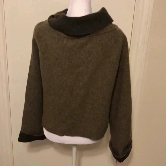 ChiaraMente brown sweater with button at neck. - Picture 5 of 10
